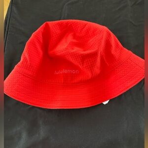 Women's Lululemon Red reversible bucket hat in S/M NWT